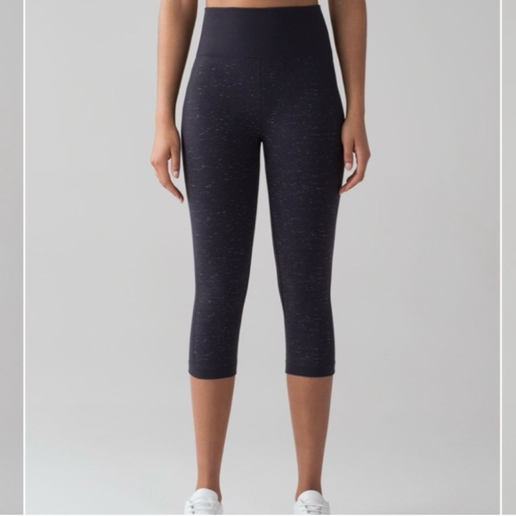 LULULEMON Free To Flow Crop Midnight Navy Size 6 EUC - Picture 1 of 9